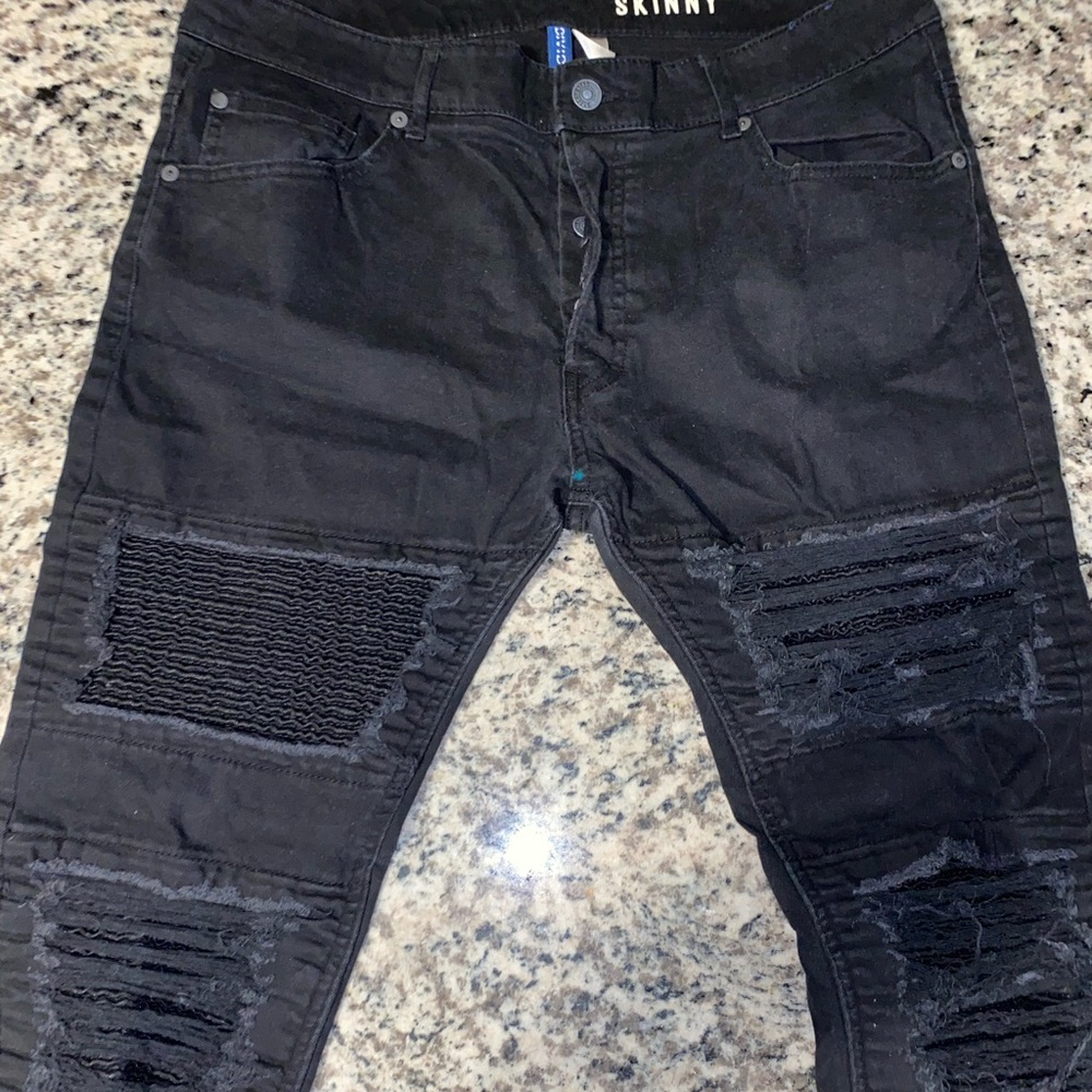 Men’s black skinny denim jeans.